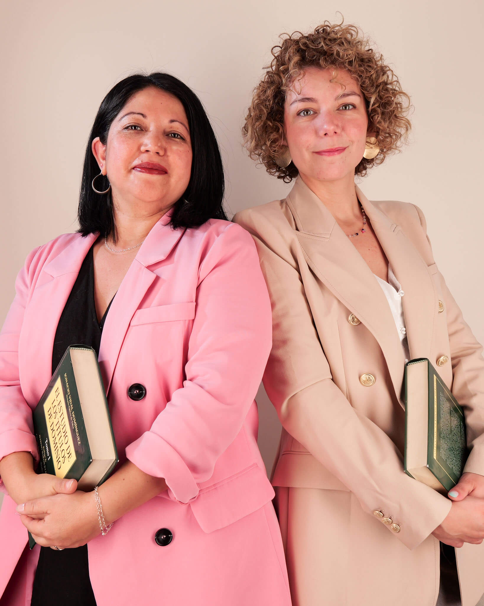 Expertas en derecho inmobiliario Daniela Henriquez y Margarita Gutiérrez Legal Realtor